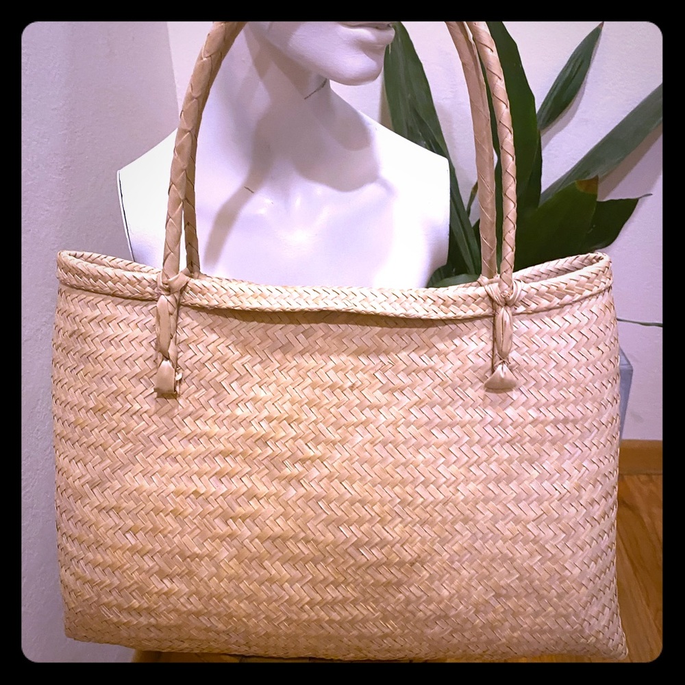 Minimalist straw tote